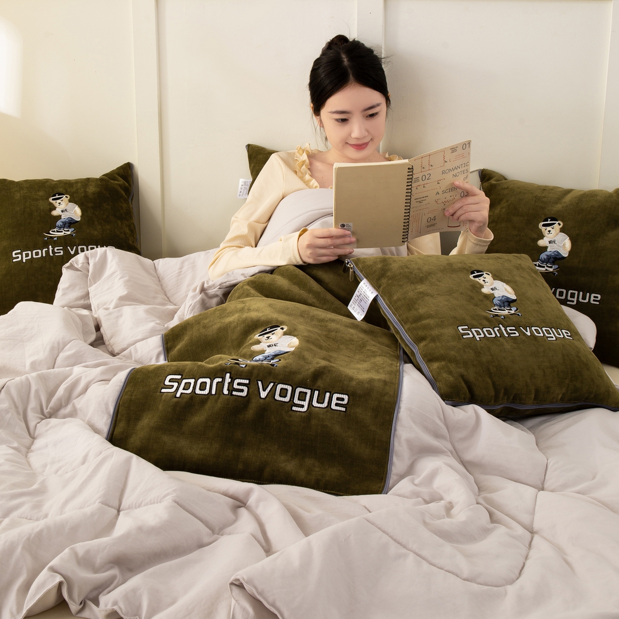 91家纺网 家纺一手货源 找家纺 多今家纺 2025新款水洗棉雪尼尔刺绣抱枕被子-滑板熊系列 滑板熊-葱绿