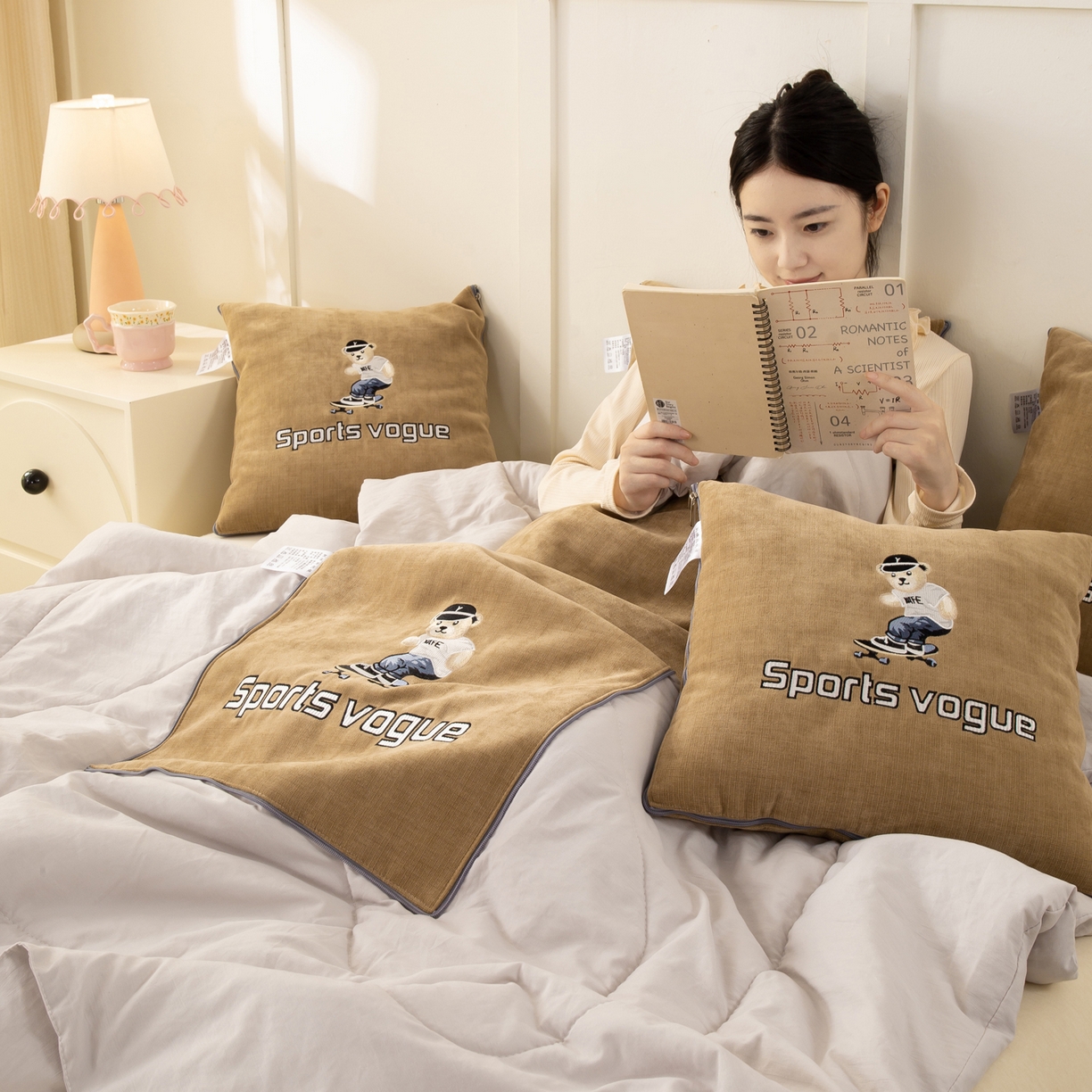 91家纺网 家纺一手货源 找家纺 多今家纺 2025新款水洗棉雪尼尔刺绣抱枕被子-滑板熊系列 滑板熊-后土黄