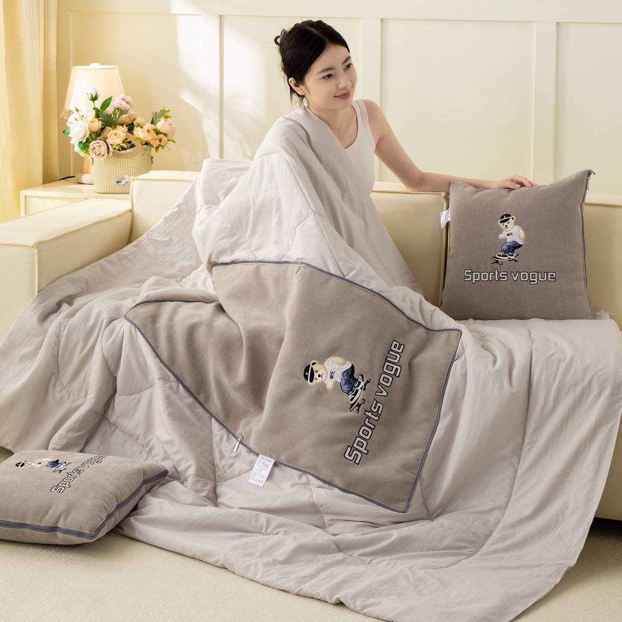 91家纺网 家纺一手货源 找家纺 （总）多今家纺 2026新款水洗棉雪尼尔刺绣抱枕被子-滑板熊系列