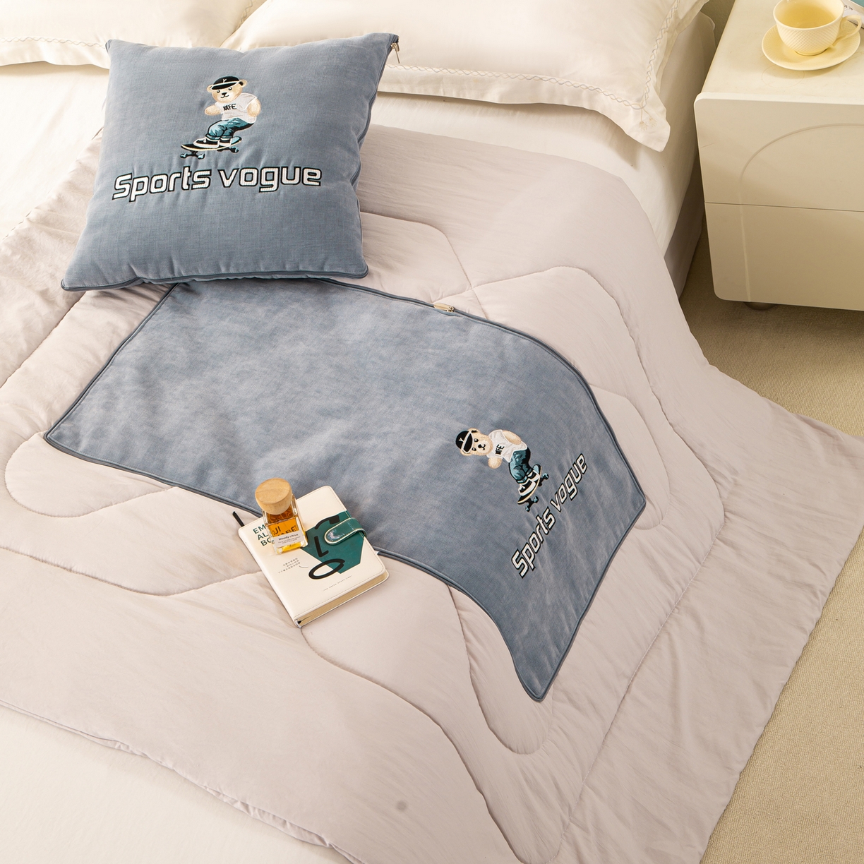 91家纺网 家纺一手货源 找家纺 多今家纺 2025新款水洗棉雪尼尔刺绣抱枕被子-滑板熊系列 滑板熊-远天蓝