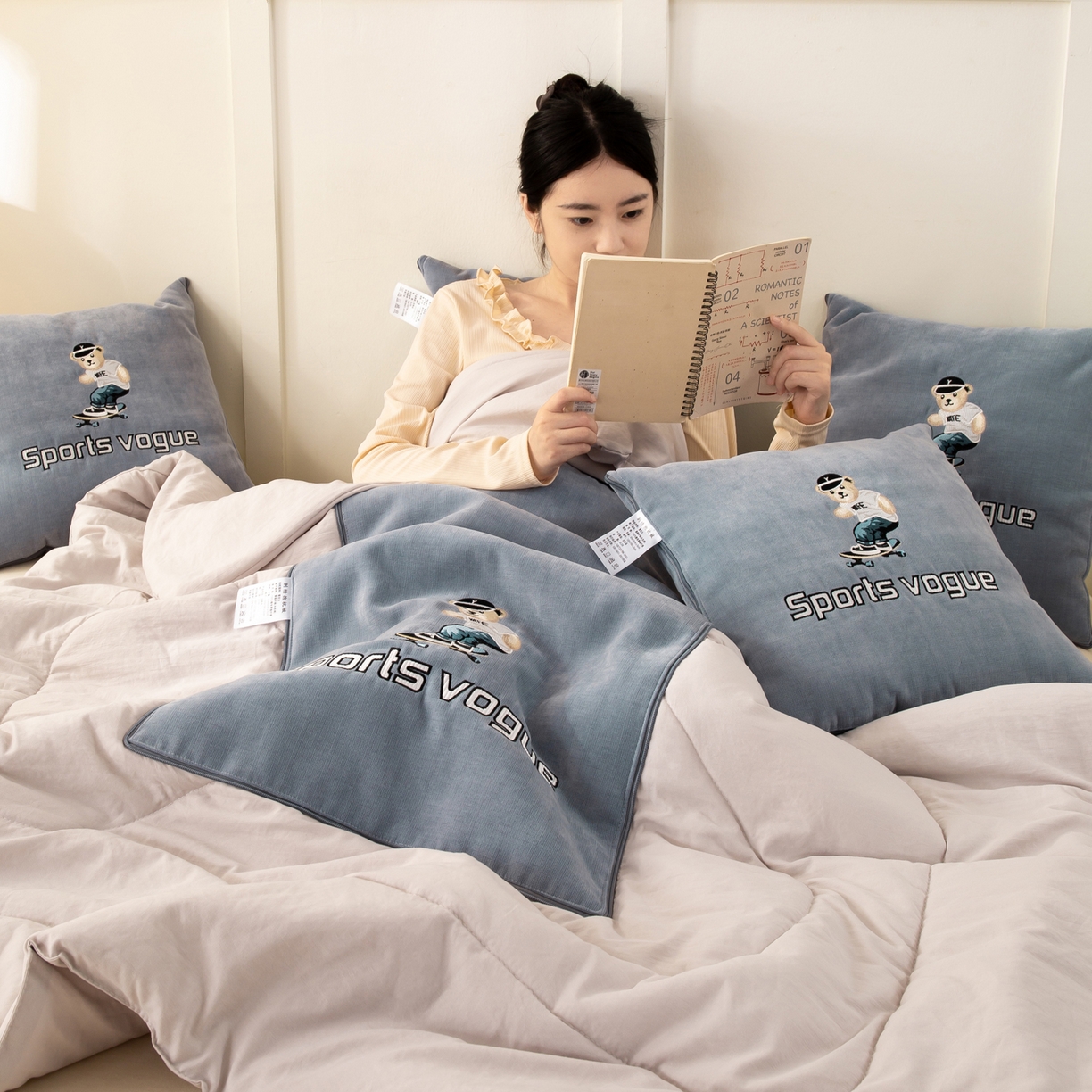 91家纺网 家纺一手货源 找家纺 多今家纺 2025新款水洗棉雪尼尔刺绣抱枕被子-滑板熊系列 滑板熊-远天蓝