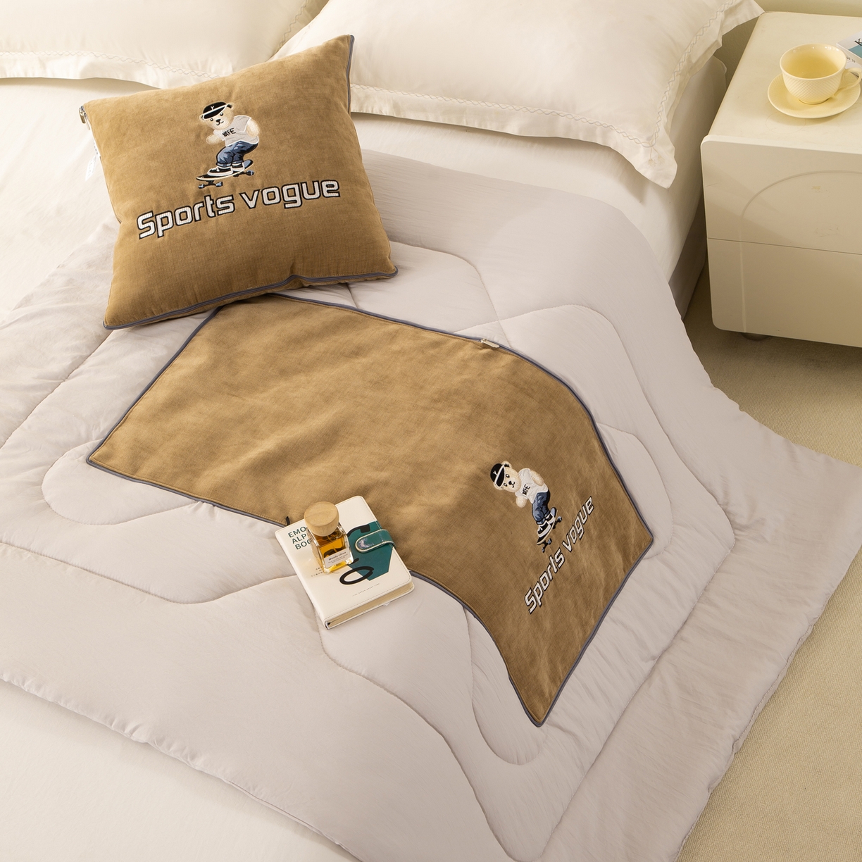 91家纺网 家纺一手货源 找家纺 多今家纺 2025新款水洗棉雪尼尔刺绣抱枕被子-滑板熊系列 滑板熊-后土黄