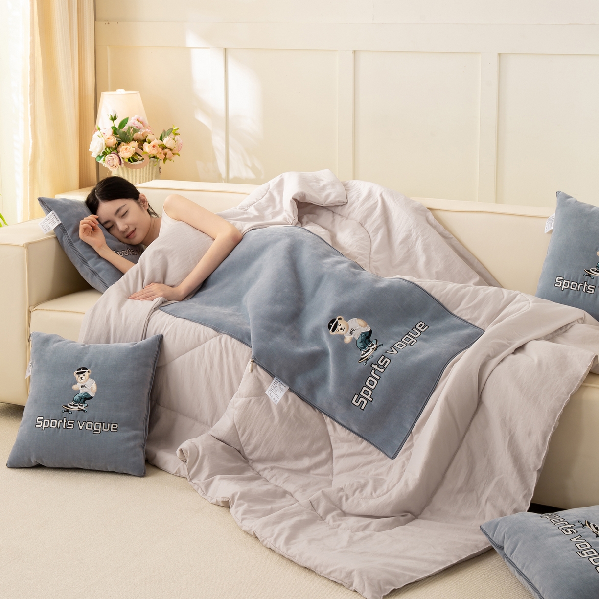 91家纺网 家纺一手货源 找家纺 多今家纺 2025新款水洗棉雪尼尔刺绣抱枕被子-滑板熊系列 滑板熊-远天蓝