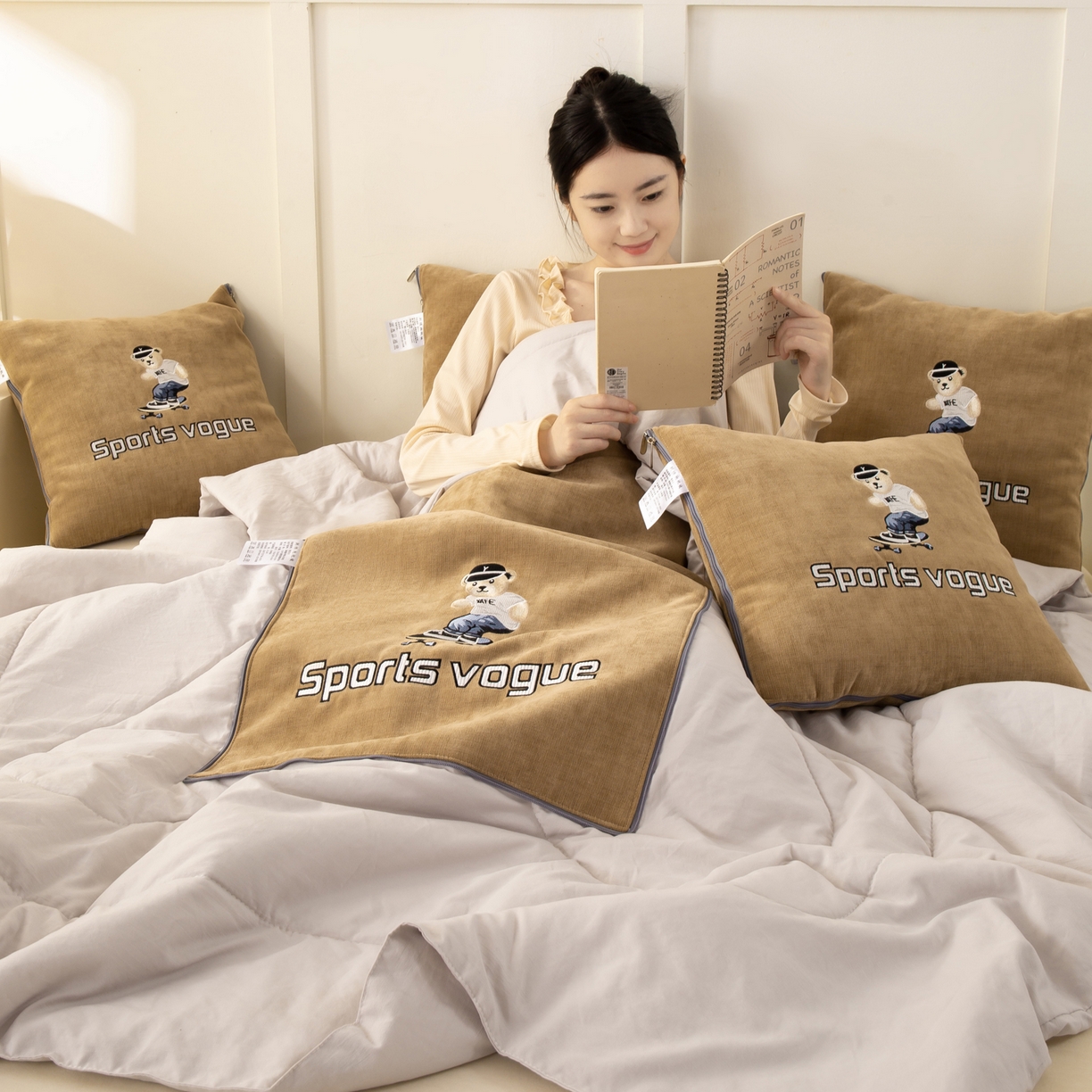 91家纺网 家纺一手货源 找家纺 多今家纺 2025新款水洗棉雪尼尔刺绣抱枕被子-滑板熊系列 滑板熊-后土黄