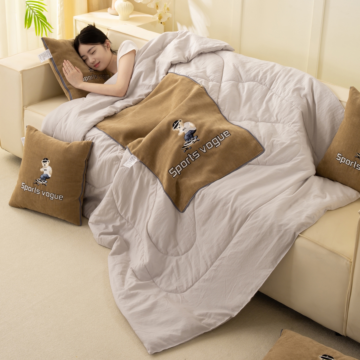 91家纺网 家纺一手货源 找家纺 多今家纺 2025新款水洗棉雪尼尔刺绣抱枕被子-滑板熊系列 滑板熊-后土黄