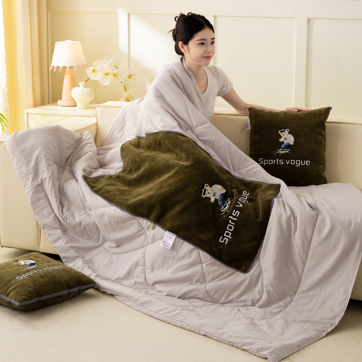 91家纺网 家纺一手货源 找家纺 多今家纺 2025新款水洗棉雪尼尔刺绣抱枕被子-滑板熊系列 滑板熊-葱绿