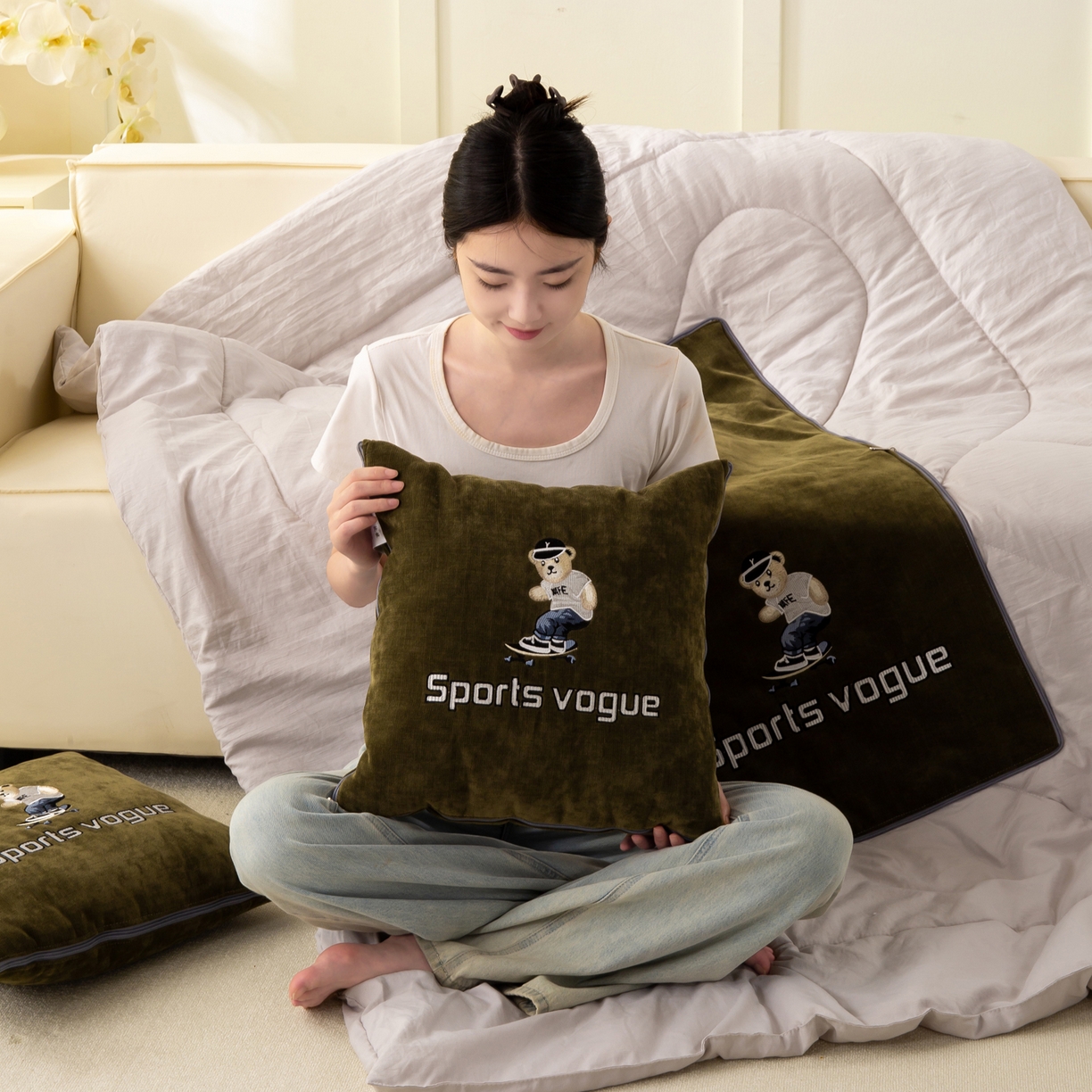 91家纺网 家纺一手货源 找家纺 多今家纺 2025新款水洗棉雪尼尔刺绣抱枕被子-滑板熊系列 滑板熊-葱绿