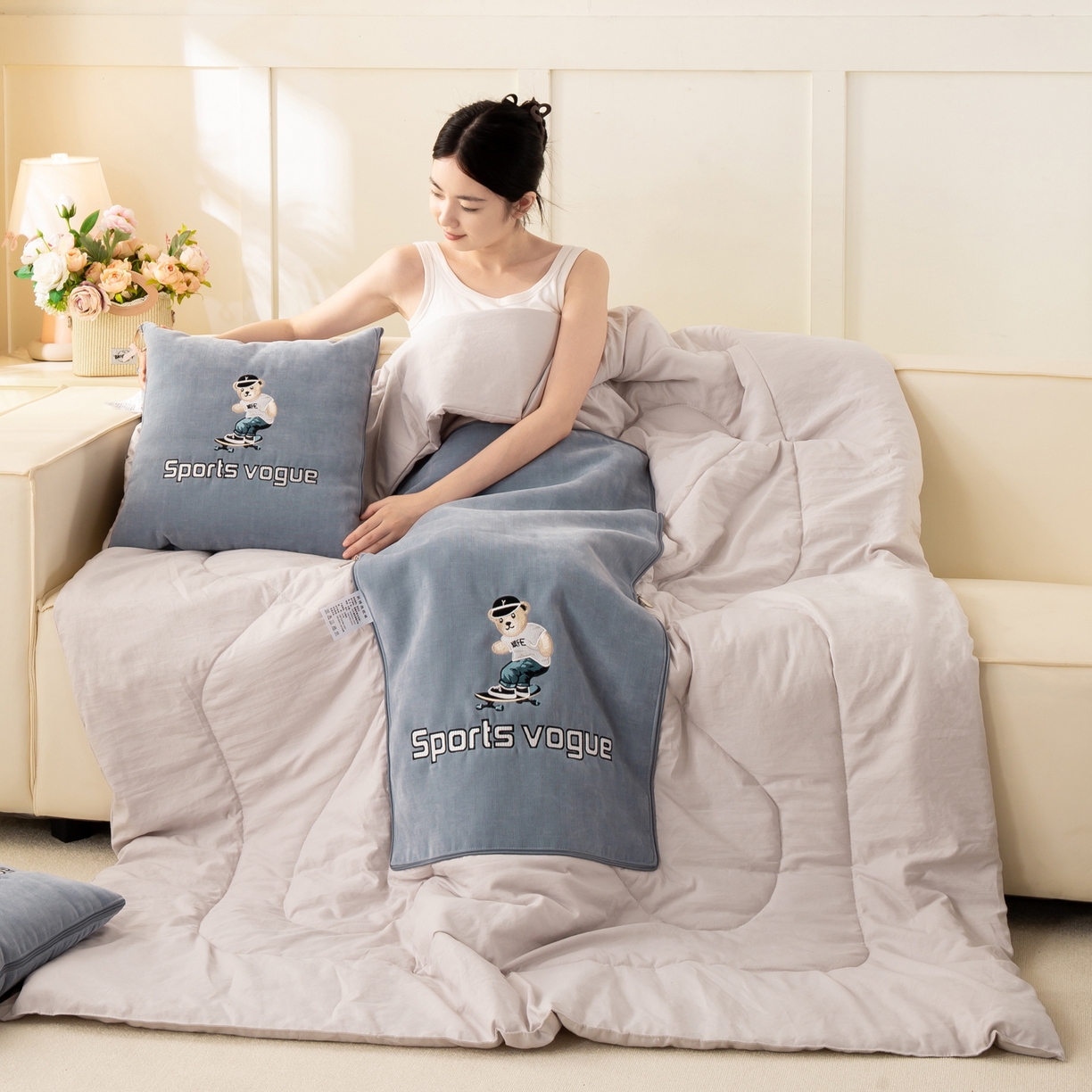 91家纺网 家纺一手货源 找家纺 多今家纺 2025新款水洗棉雪尼尔刺绣抱枕被子-滑板熊系列 滑板熊-远天蓝