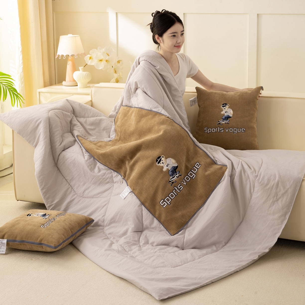 91家纺网 家纺一手货源 找家纺 多今家纺 2025新款水洗棉雪尼尔刺绣抱枕被子-滑板熊系列 滑板熊-后土黄