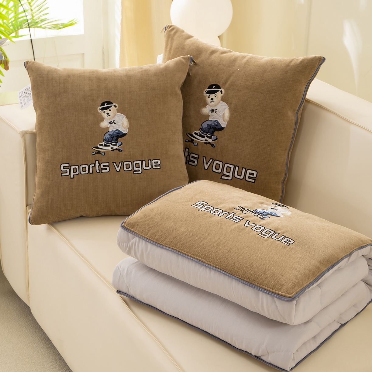 91家纺网 家纺一手货源 找家纺 多今家纺 2025新款水洗棉雪尼尔刺绣抱枕被子-滑板熊系列 滑板熊-后土黄