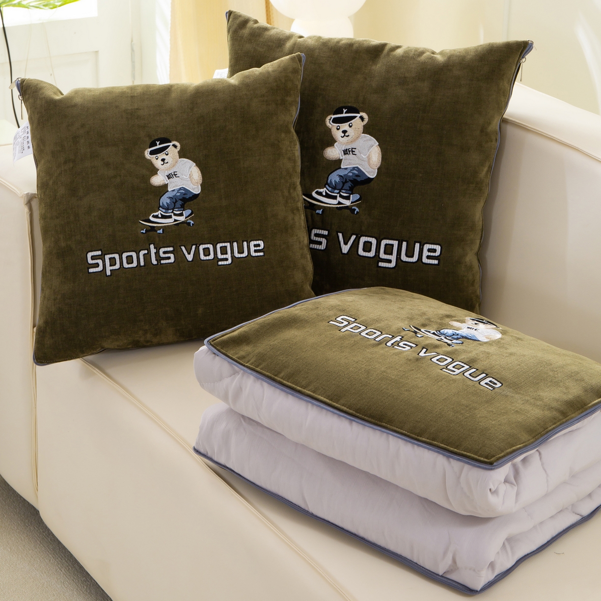 91家纺网 家纺一手货源 找家纺 多今家纺 2025新款水洗棉雪尼尔刺绣抱枕被子-滑板熊系列 滑板熊-葱绿