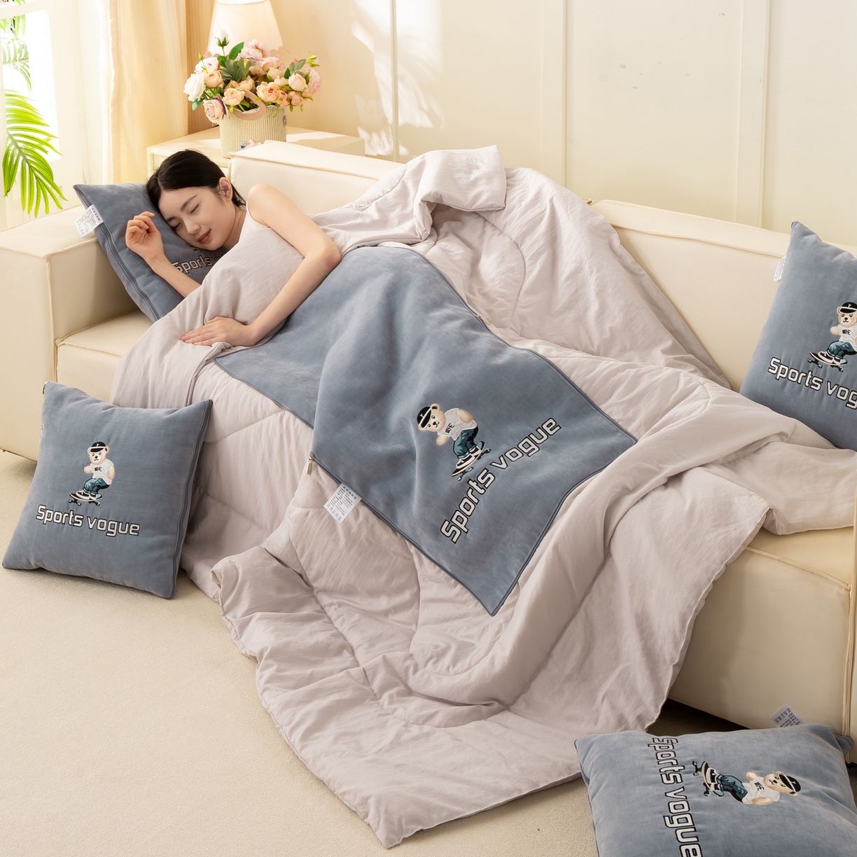 91家纺网 家纺一手货源 找家纺 多今家纺 2025新款水洗棉雪尼尔刺绣抱枕被子-滑板熊系列 滑板熊-远天蓝