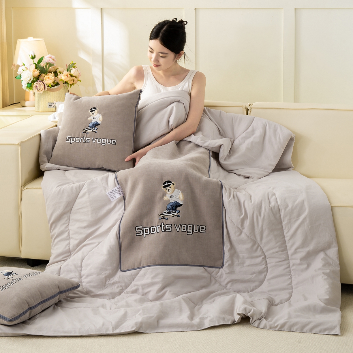 91家纺网 家纺一手货源 找家纺 （总）多今家纺 2026新款水洗棉雪尼尔刺绣抱枕被子-滑板熊系列