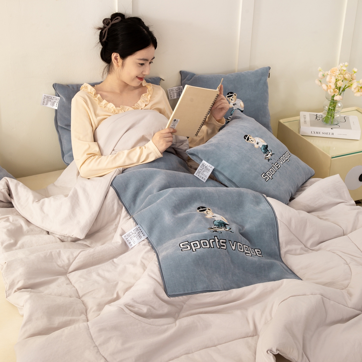 91家纺网 家纺一手货源 找家纺 多今家纺 2025新款水洗棉雪尼尔刺绣抱枕被子-滑板熊系列 滑板熊-远天蓝