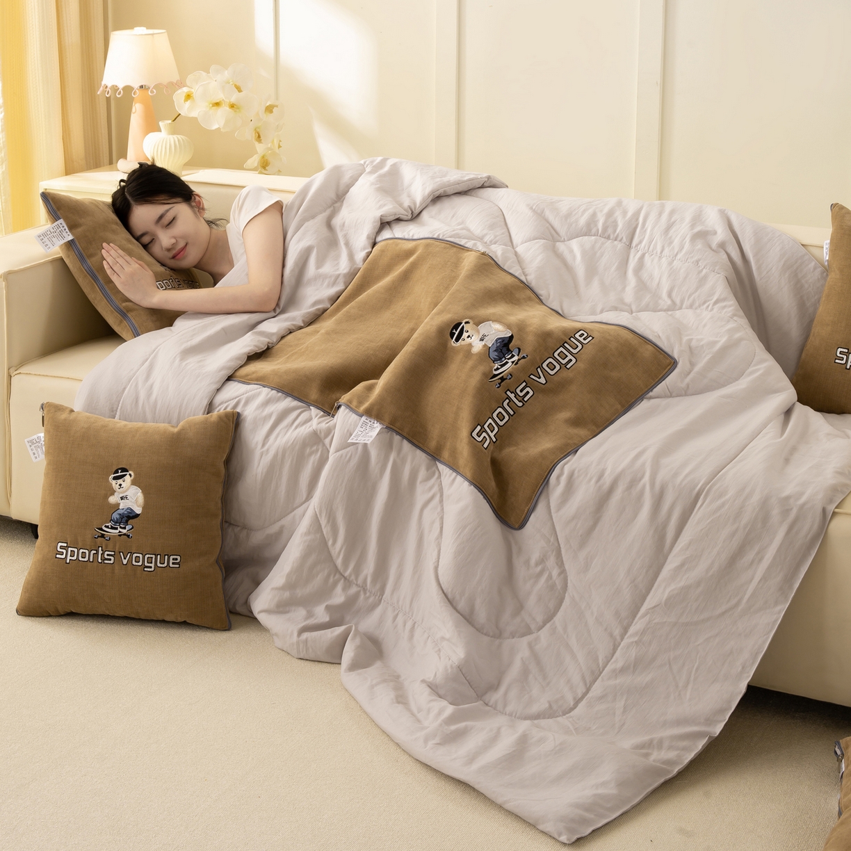 91家纺网 家纺一手货源 找家纺 多今家纺 2025新款水洗棉雪尼尔刺绣抱枕被子-滑板熊系列 滑板熊-后土黄