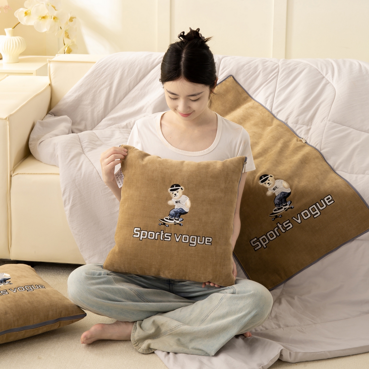 91家纺网 家纺一手货源 找家纺 多今家纺 2025新款水洗棉雪尼尔刺绣抱枕被子-滑板熊系列 滑板熊-后土黄