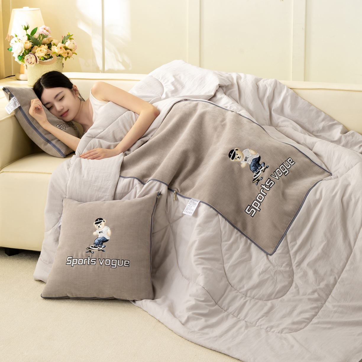 91家纺网 家纺一手货源 找家纺 （总）多今家纺 2026新款水洗棉雪尼尔刺绣抱枕被子-滑板熊系列