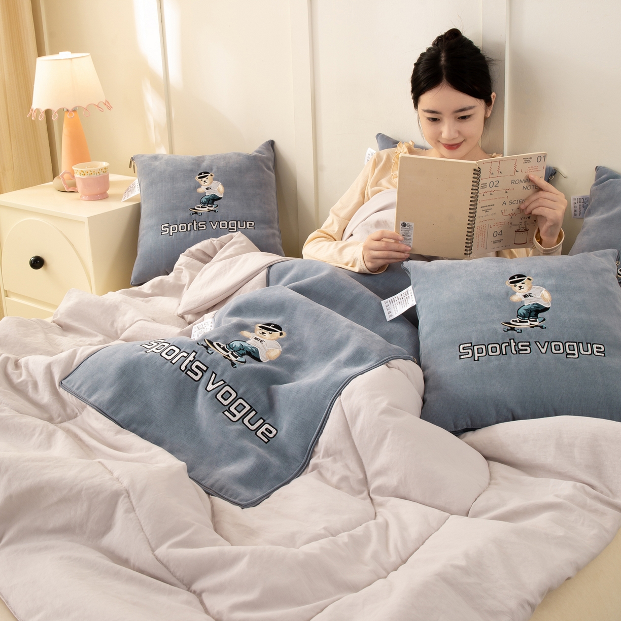 91家纺网 家纺一手货源 找家纺 多今家纺 2025新款水洗棉雪尼尔刺绣抱枕被子-滑板熊系列 滑板熊-远天蓝