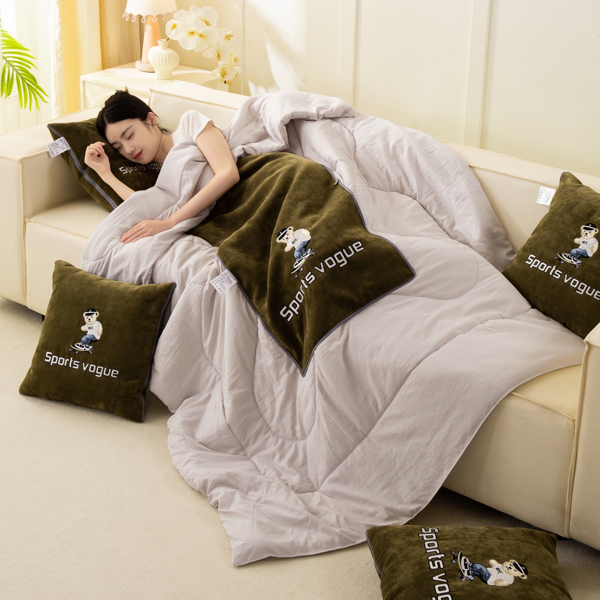 91家纺网 家纺一手货源 找家纺 多今家纺 2025新款水洗棉雪尼尔刺绣抱枕被子-滑板熊系列 滑板熊-葱绿