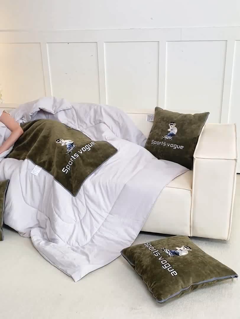 91家纺网 家纺一手货源 找家纺 多今家纺 2025新款水洗棉雪尼尔刺绣抱枕被子-滑板熊系列 滑板熊-葱绿