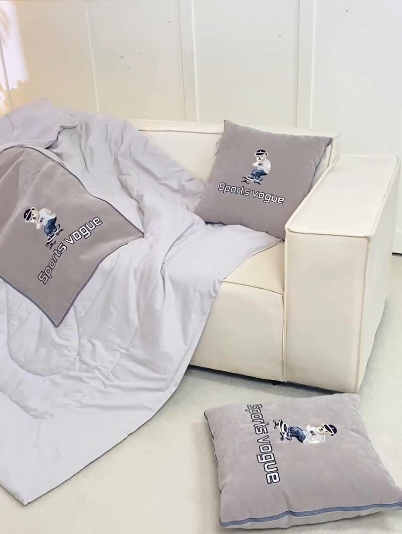 91家纺网 家纺一手货源 找家纺 多今家纺 2025新款水洗棉雪尼尔刺绣抱枕被子-滑板熊系列 滑板熊-葵花白