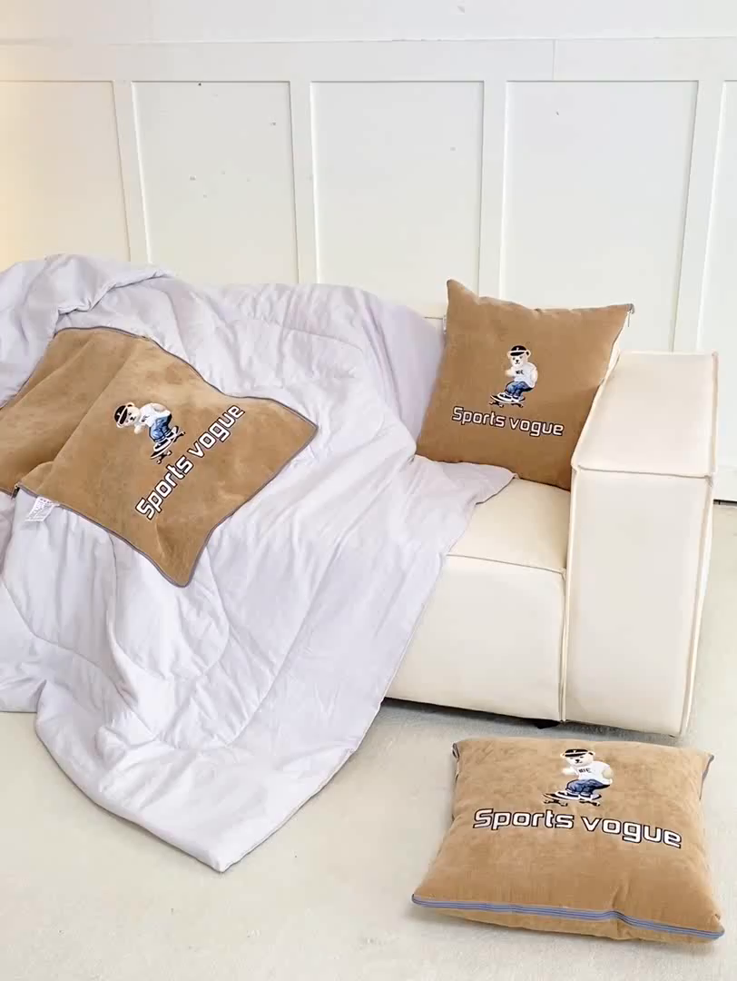 91家纺网 家纺一手货源 找家纺 多今家纺 2025新款水洗棉雪尼尔刺绣抱枕被子-滑板熊系列 滑板熊-后土黄