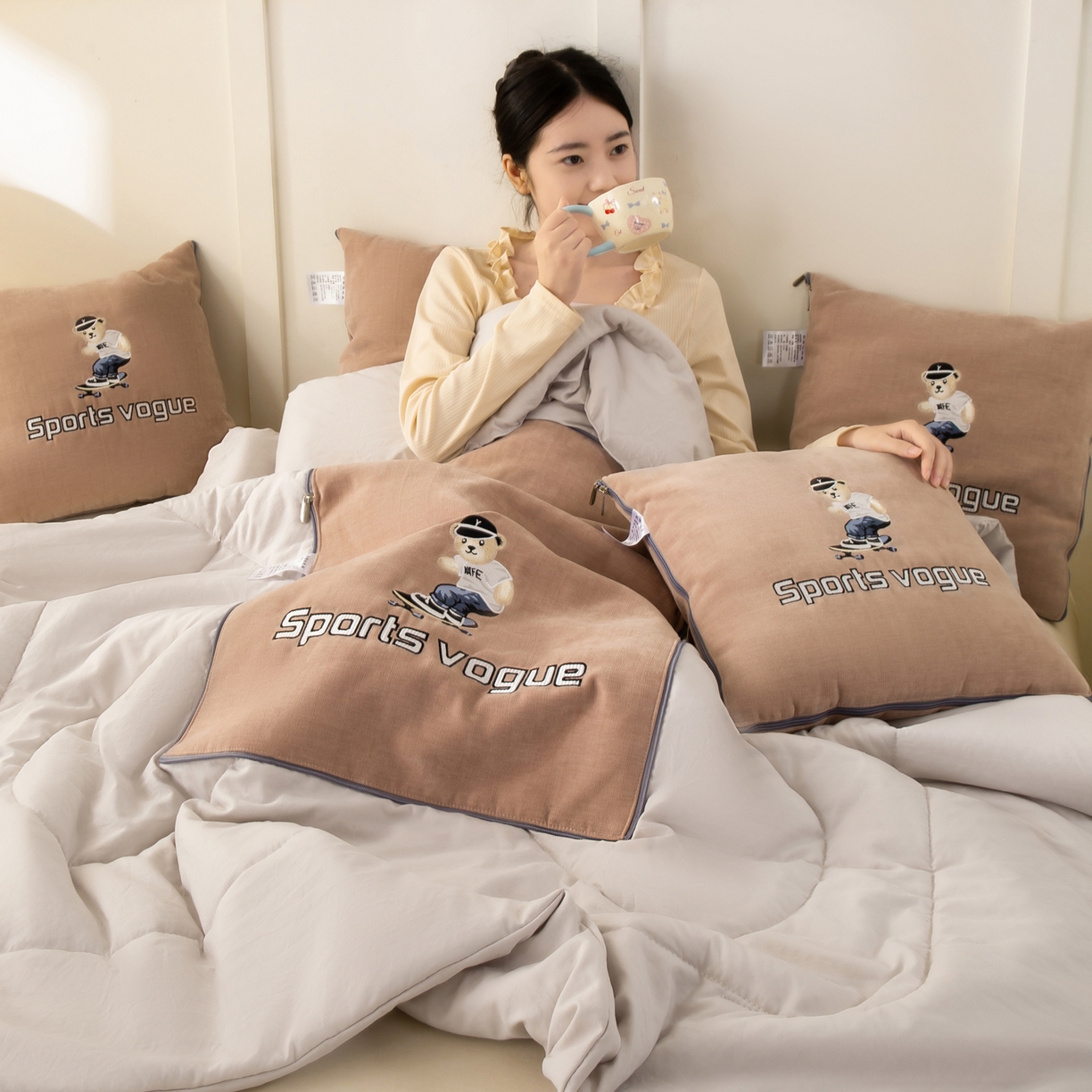 91家纺网 家纺一手货源 找家纺 多今家纺 2025新款水洗棉雪尼尔刺绣抱枕被子-滑板熊系列 滑板熊-淡桃红