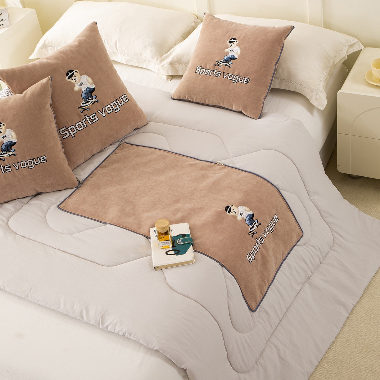 91家纺网 家纺一手货源 找家纺 多今家纺 2025新款水洗棉雪尼尔刺绣抱枕被子-滑板熊系列 滑板熊-淡桃红