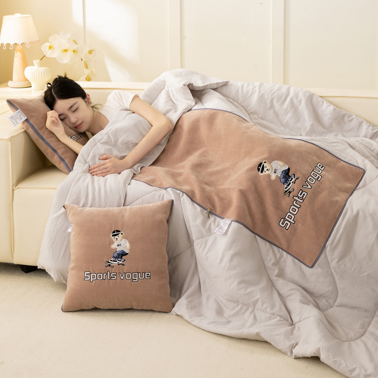 91家纺网 家纺一手货源 找家纺 多今家纺 2025新款水洗棉雪尼尔刺绣抱枕被子-滑板熊系列 滑板熊-淡桃红