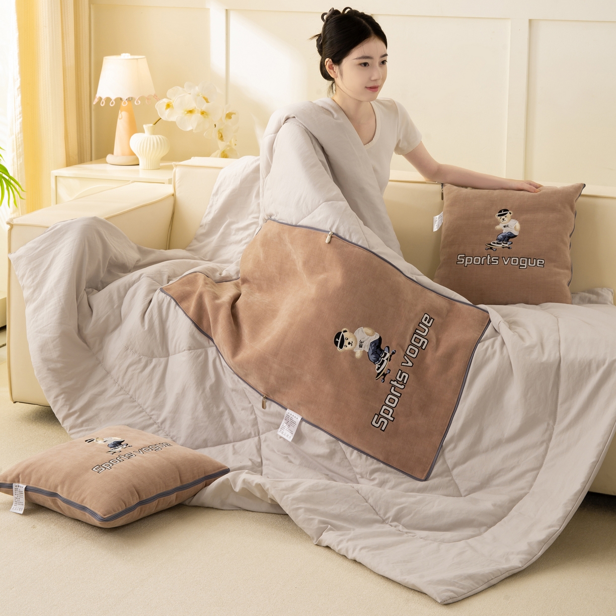 91家纺网 家纺一手货源 找家纺 多今家纺 2025新款水洗棉雪尼尔刺绣抱枕被子-滑板熊系列 滑板熊-淡桃红