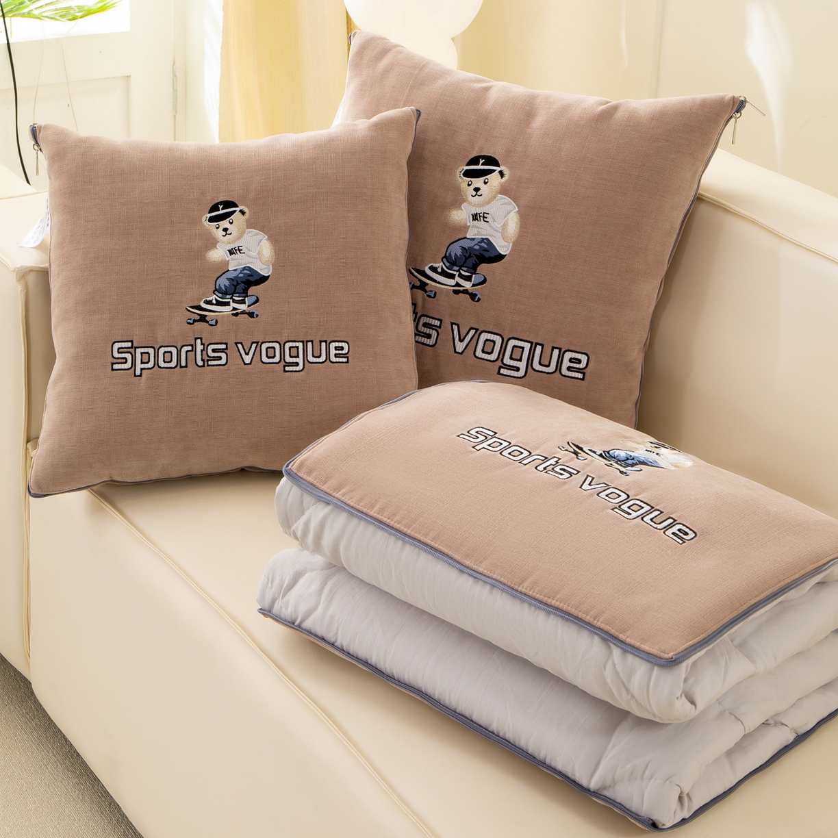 91家纺网 家纺一手货源 找家纺 多今家纺 2025新款水洗棉雪尼尔刺绣抱枕被子-滑板熊系列 滑板熊-淡桃红