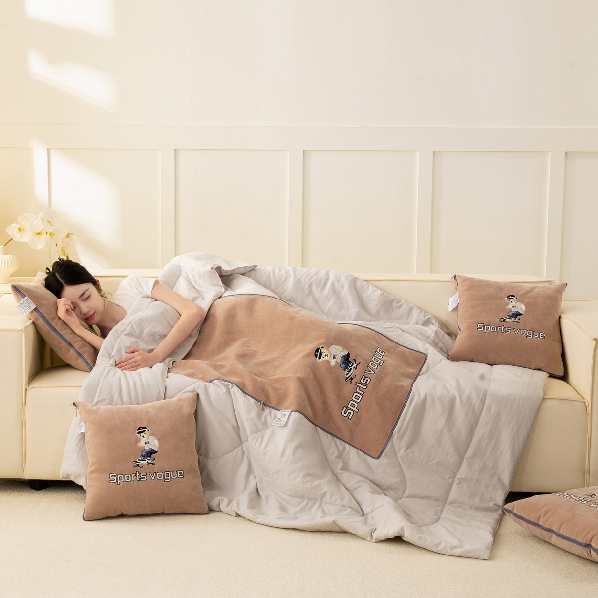 91家纺网 家纺一手货源 找家纺 多今家纺 2025新款水洗棉雪尼尔刺绣抱枕被子-滑板熊系列 滑板熊-淡桃红