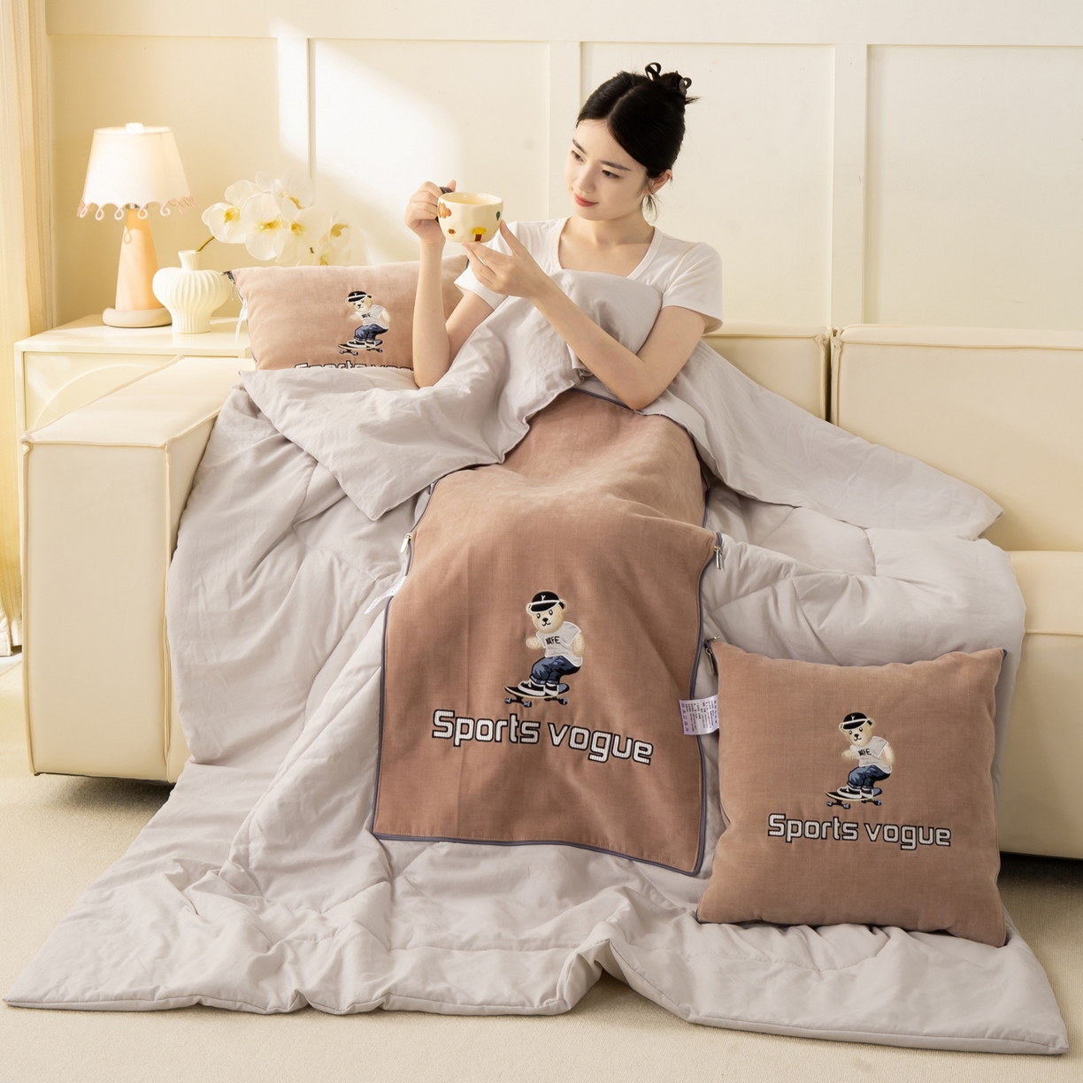 91家纺网 家纺一手货源 找家纺 多今家纺 2025新款水洗棉雪尼尔刺绣抱枕被子-滑板熊系列 滑板熊-淡桃红