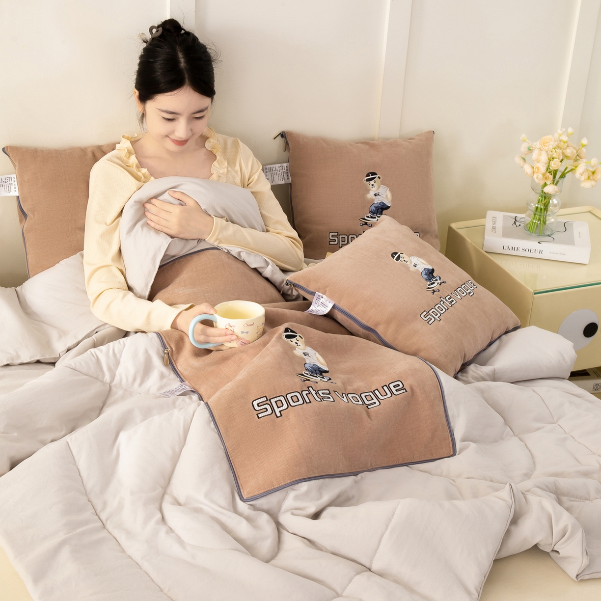 91家纺网 家纺一手货源 找家纺 多今家纺 2025新款水洗棉雪尼尔刺绣抱枕被子-滑板熊系列 滑板熊-淡桃红