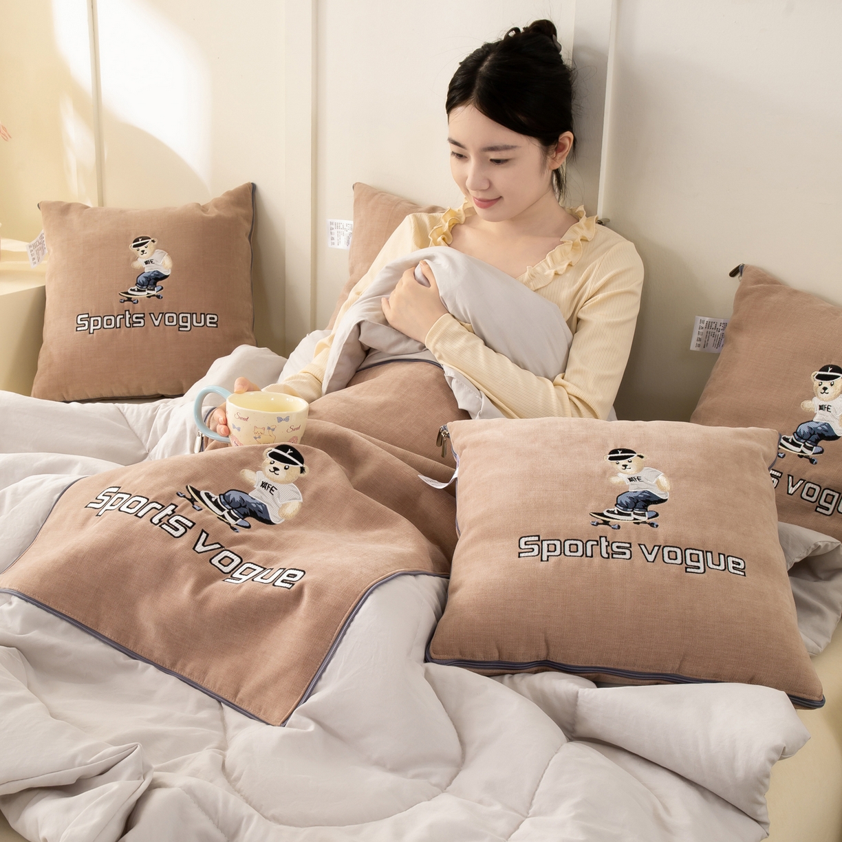 91家纺网 家纺一手货源 找家纺 多今家纺 2025新款水洗棉雪尼尔刺绣抱枕被子-滑板熊系列 滑板熊-淡桃红