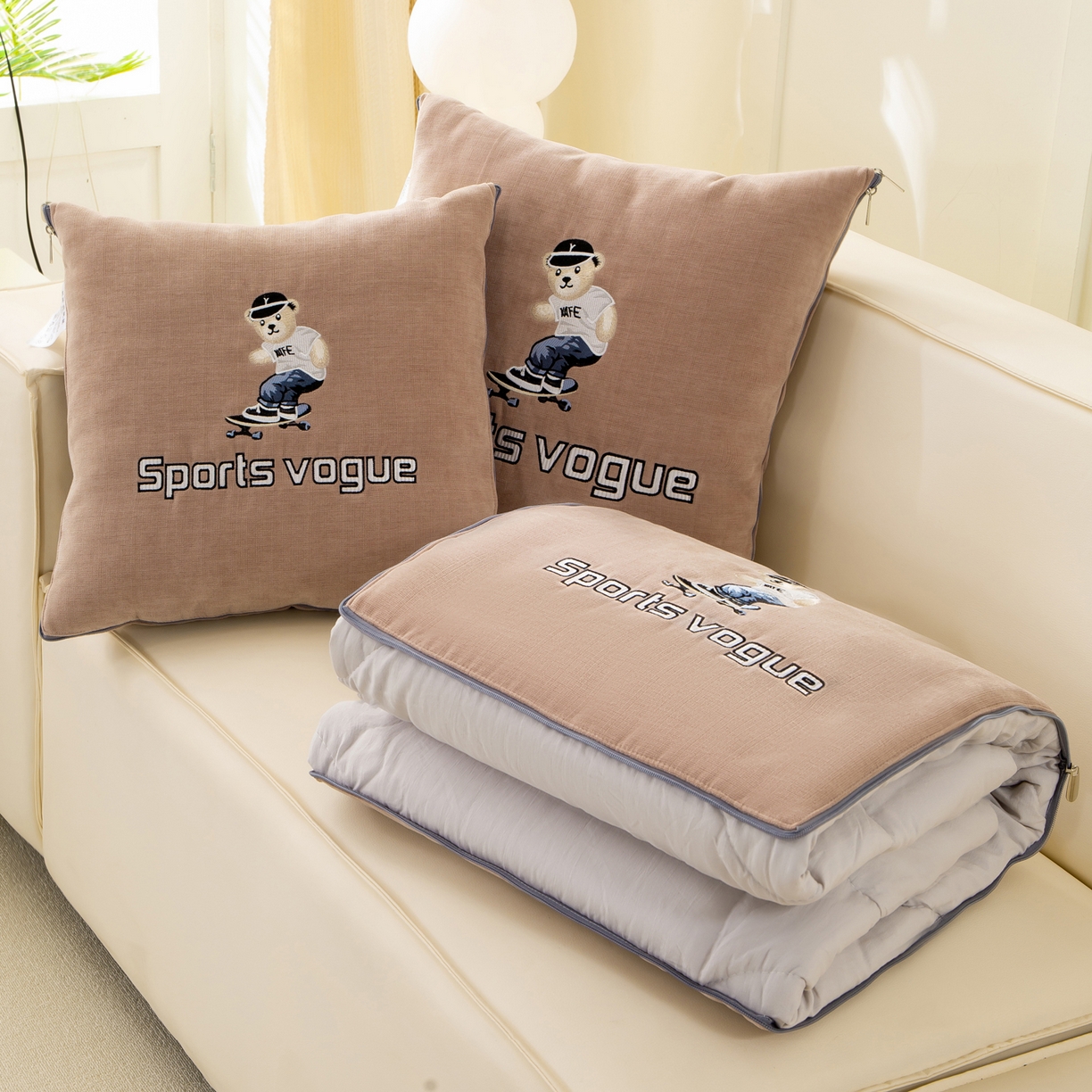 91家纺网 家纺一手货源 找家纺 多今家纺 2025新款水洗棉雪尼尔刺绣抱枕被子-滑板熊系列 滑板熊-淡桃红