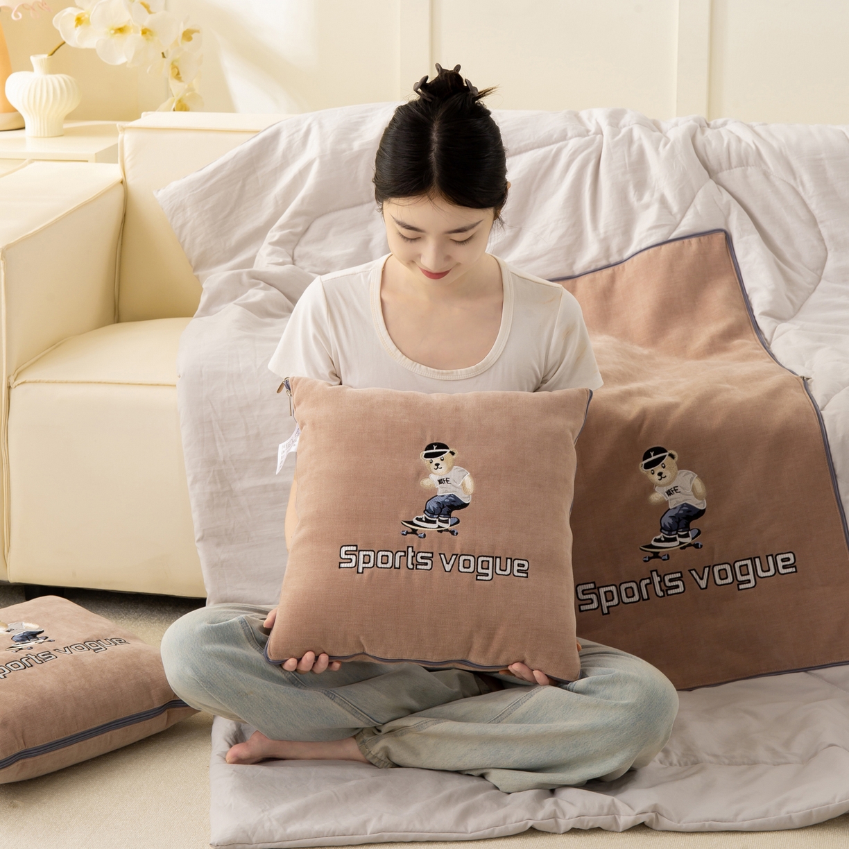 91家纺网 家纺一手货源 找家纺 多今家纺 2025新款水洗棉雪尼尔刺绣抱枕被子-滑板熊系列 滑板熊-淡桃红