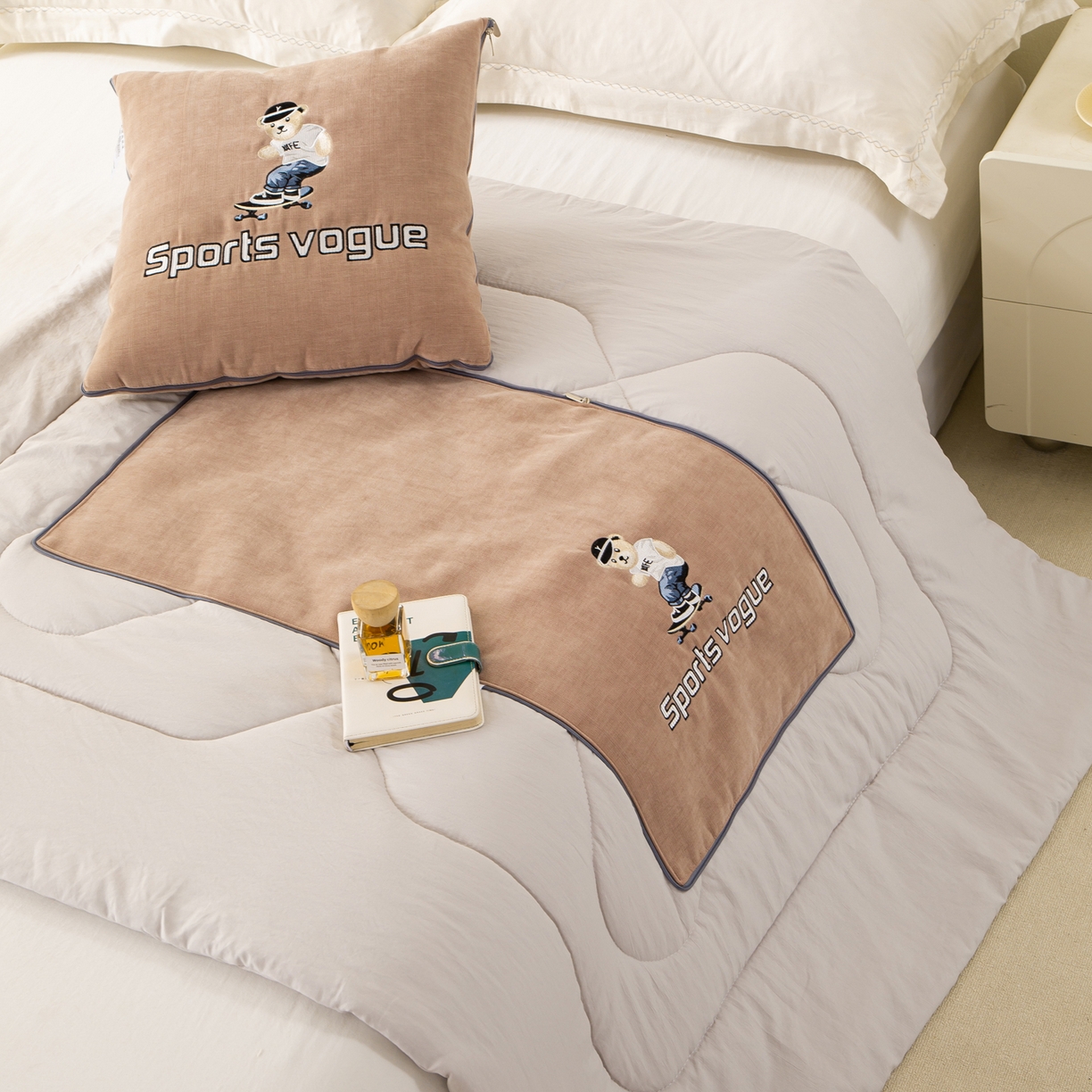 91家纺网 家纺一手货源 找家纺 多今家纺 2025新款水洗棉雪尼尔刺绣抱枕被子-滑板熊系列 滑板熊-淡桃红