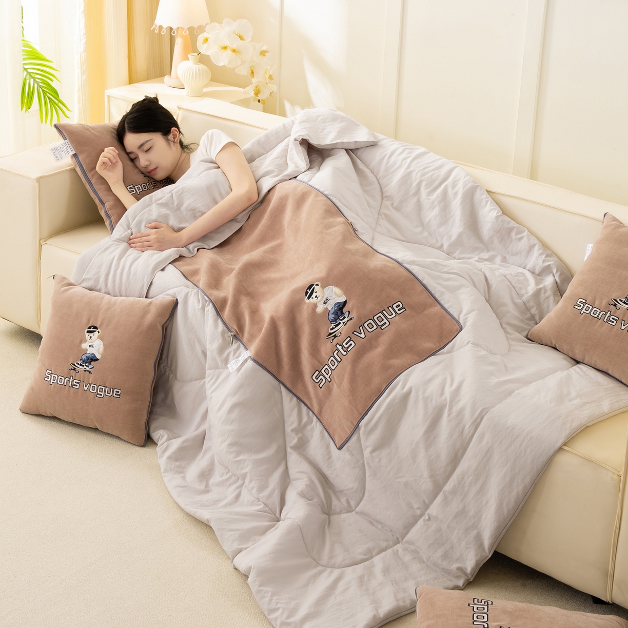 91家纺网 家纺一手货源 找家纺 多今家纺 2025新款水洗棉雪尼尔刺绣抱枕被子-滑板熊系列 滑板熊-淡桃红