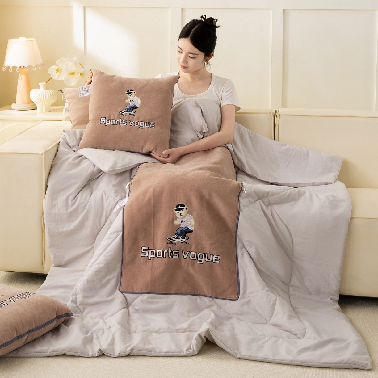 91家纺网 家纺一手货源 找家纺 多今家纺 2025新款水洗棉雪尼尔刺绣抱枕被子-滑板熊系列 滑板熊-淡桃红