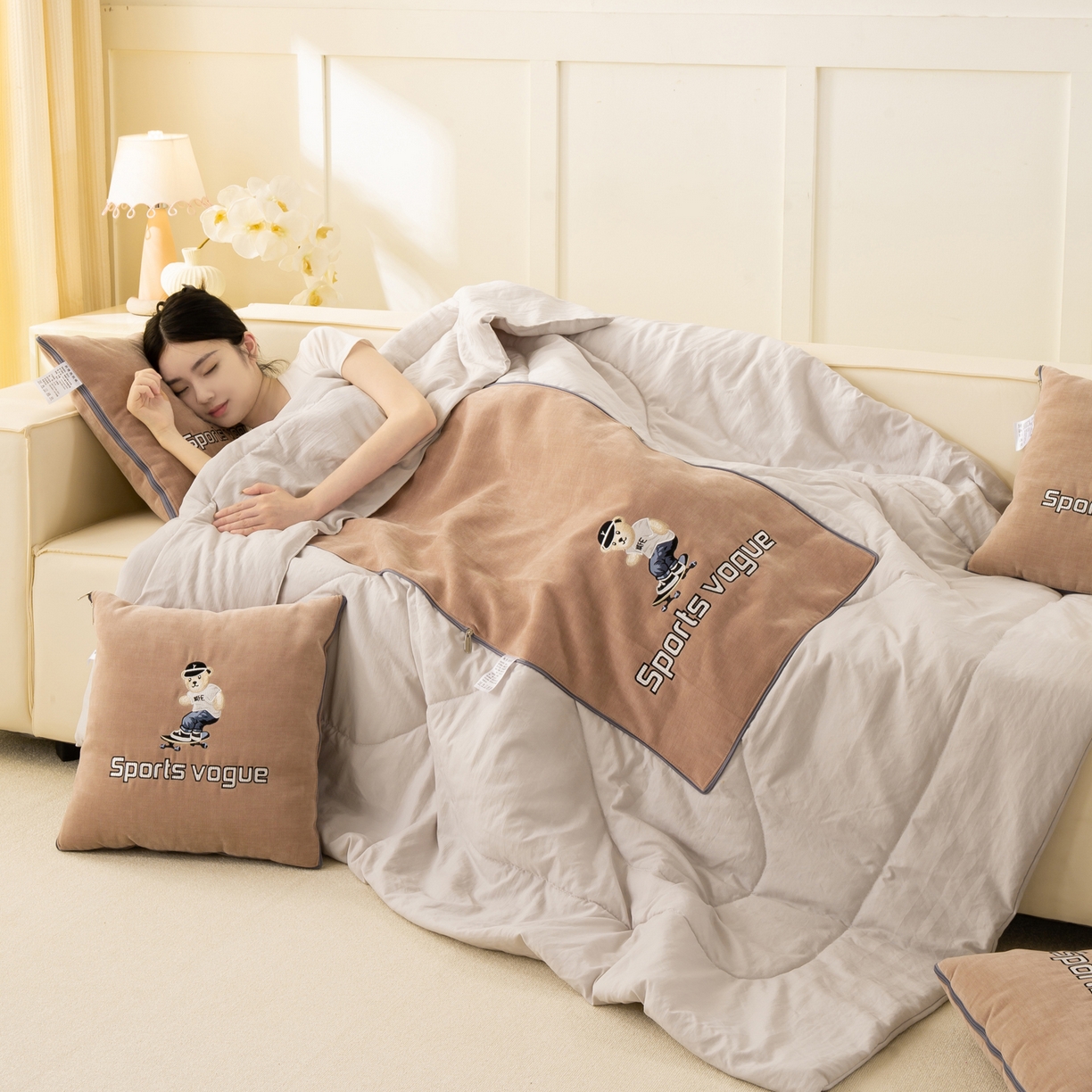 91家纺网 家纺一手货源 找家纺 多今家纺 2025新款水洗棉雪尼尔刺绣抱枕被子-滑板熊系列 滑板熊-淡桃红