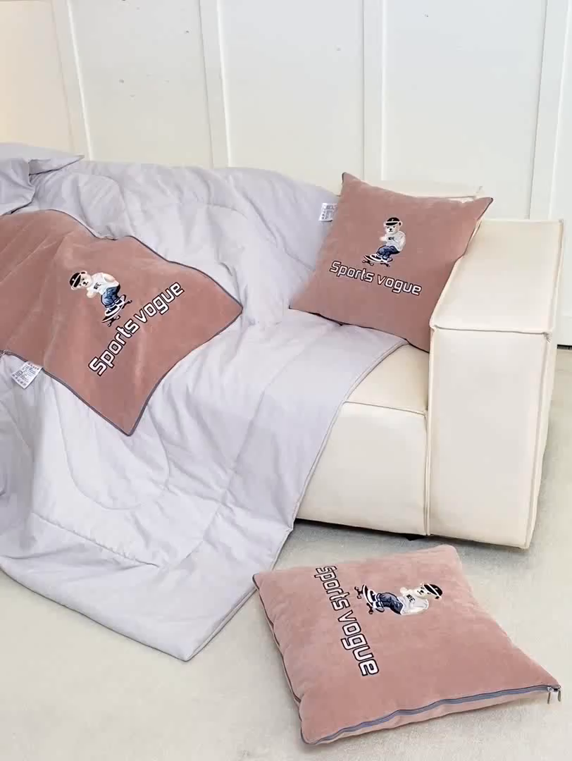 91家纺网 家纺一手货源 找家纺 多今家纺 2025新款水洗棉雪尼尔刺绣抱枕被子-滑板熊系列 滑板熊-淡桃红