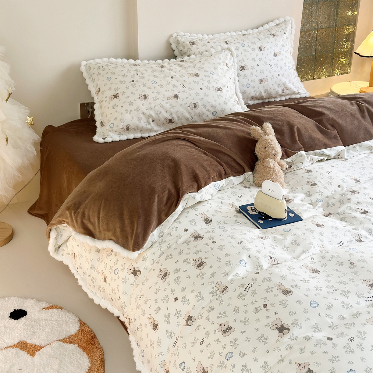 91家纺网 家纺一手货源 找家纺 怡家居 2025秋冬新款毛球花边棉加绒四件套 栗子狗