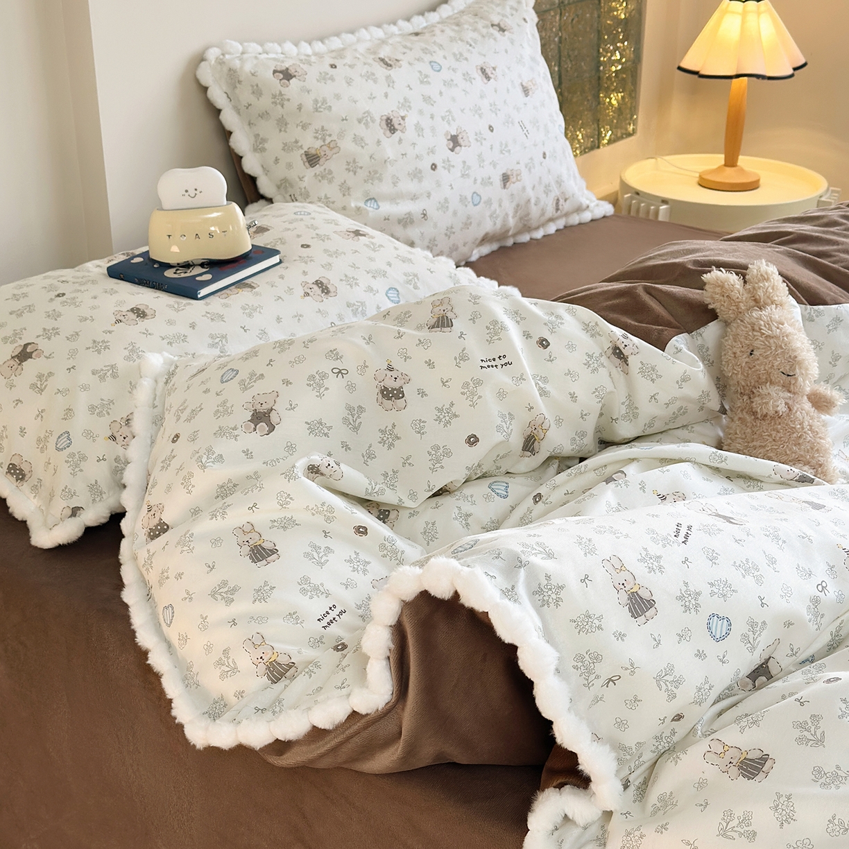 91家纺网 家纺一手货源 找家纺 怡家居 2025秋冬新款毛球花边棉加绒四件套 栗子狗