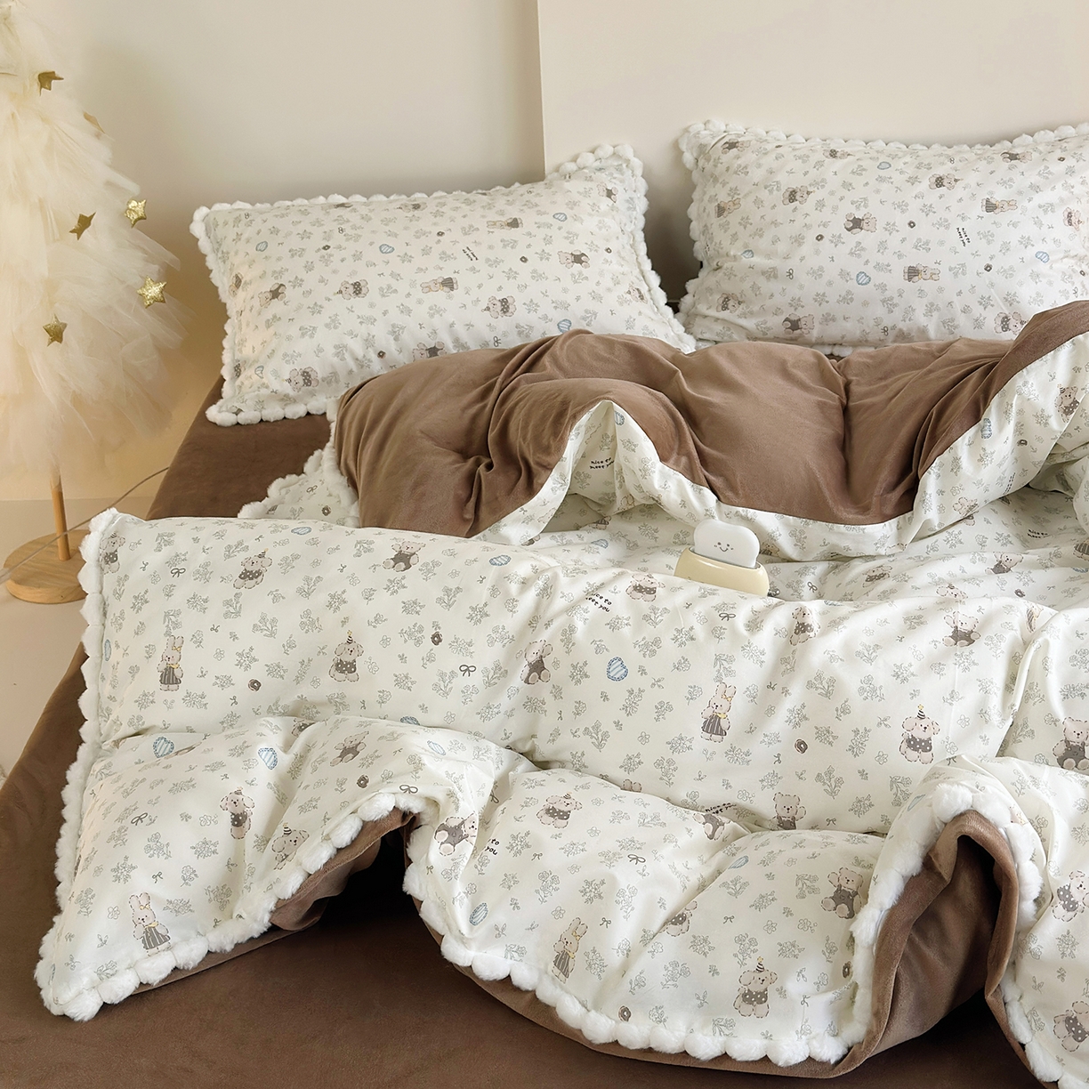 91家纺网 家纺一手货源 找家纺 怡家居 2025秋冬新款毛球花边棉加绒四件套 栗子狗