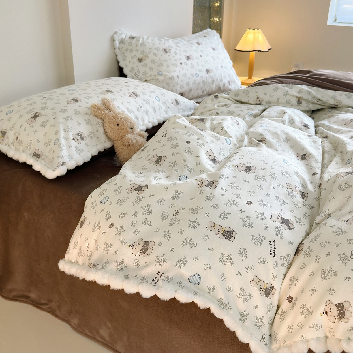 91家纺网 家纺一手货源 找家纺 怡家居 2025秋冬新款毛球花边棉加绒四件套 栗子狗