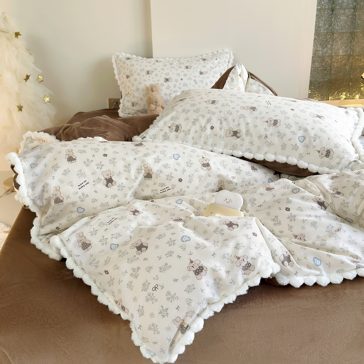 91家纺网 家纺一手货源 找家纺 怡家居 2025秋冬新款毛球花边棉加绒四件套 栗子狗