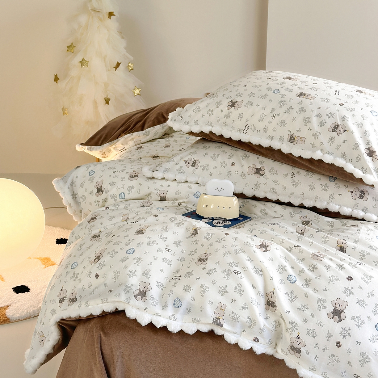 91家纺网 家纺一手货源 找家纺 怡家居 2025秋冬新款毛球花边棉加绒四件套 栗子狗