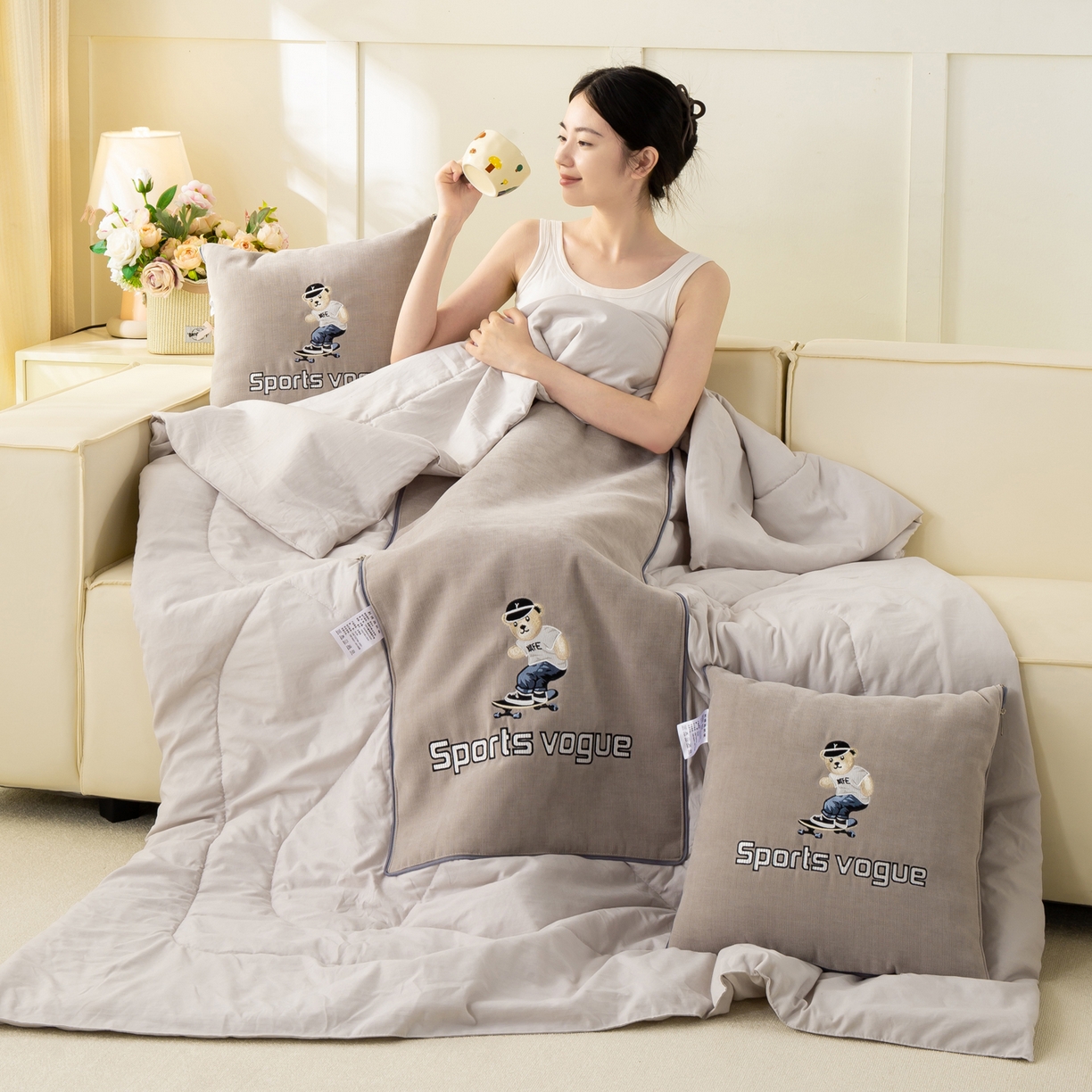 91家纺网 家纺一手货源 找家纺 多今家纺 2025新款水洗棉雪尼尔刺绣抱枕被子-滑板熊系列 滑板熊-葵花白