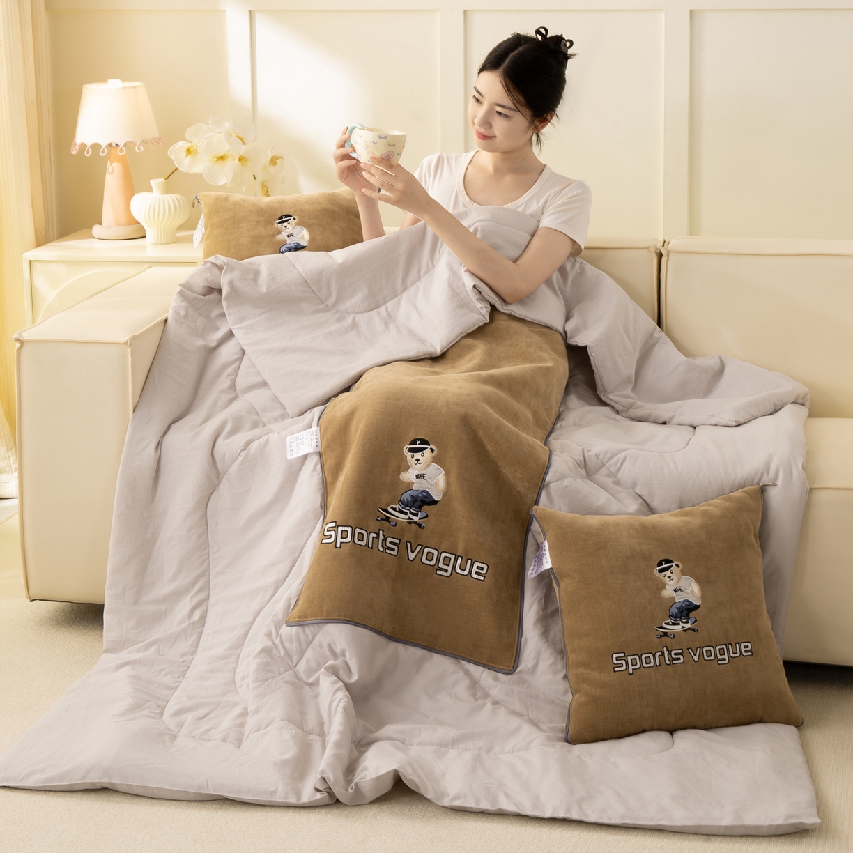 91家纺网 家纺一手货源 找家纺 多今家纺 2025新款水洗棉雪尼尔刺绣抱枕被子-滑板熊系列 滑板熊-后土黄